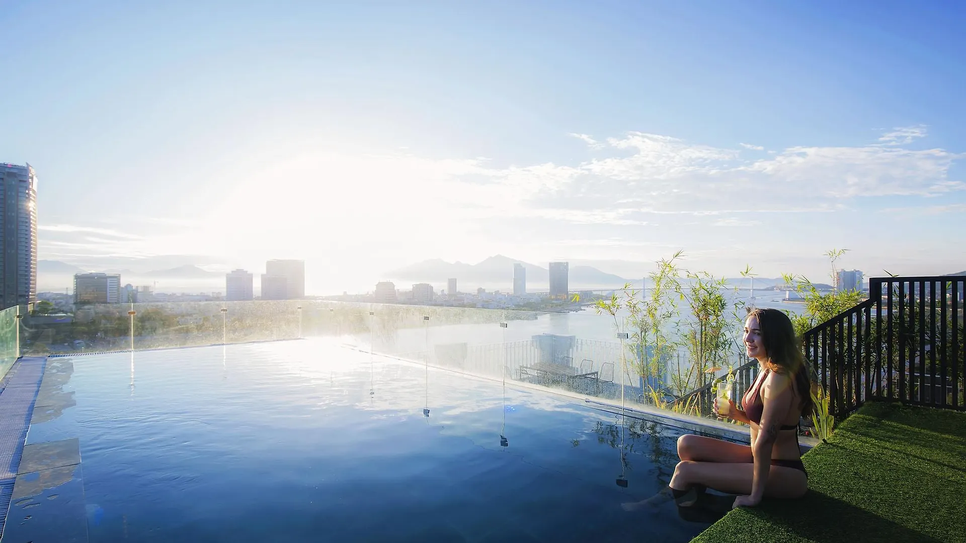 Ibiza Riverfront Da Nang Hotel Powered By Aston 4*,